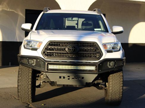 Used 2016 Toyota Tacoma TRD Off-Road image 2