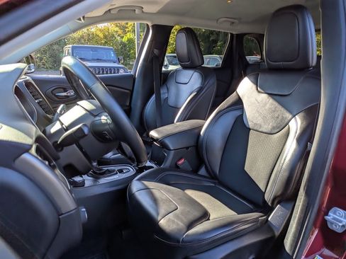 Used 2019 Jeep Cherokee Latitude Plus w/ Comfort/Convenience Group image 26