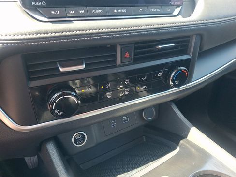 Used 2023 Nissan Rogue S AWD/4WD image 29