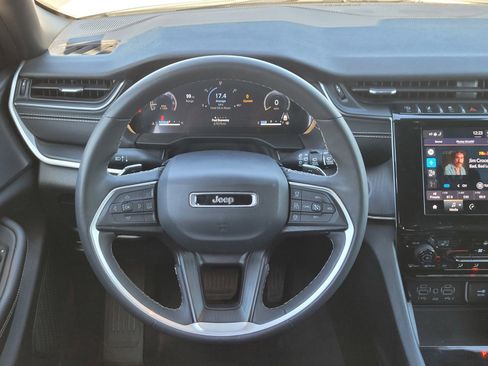 Used 2023 Jeep Grand Cherokee L Laredo image 13