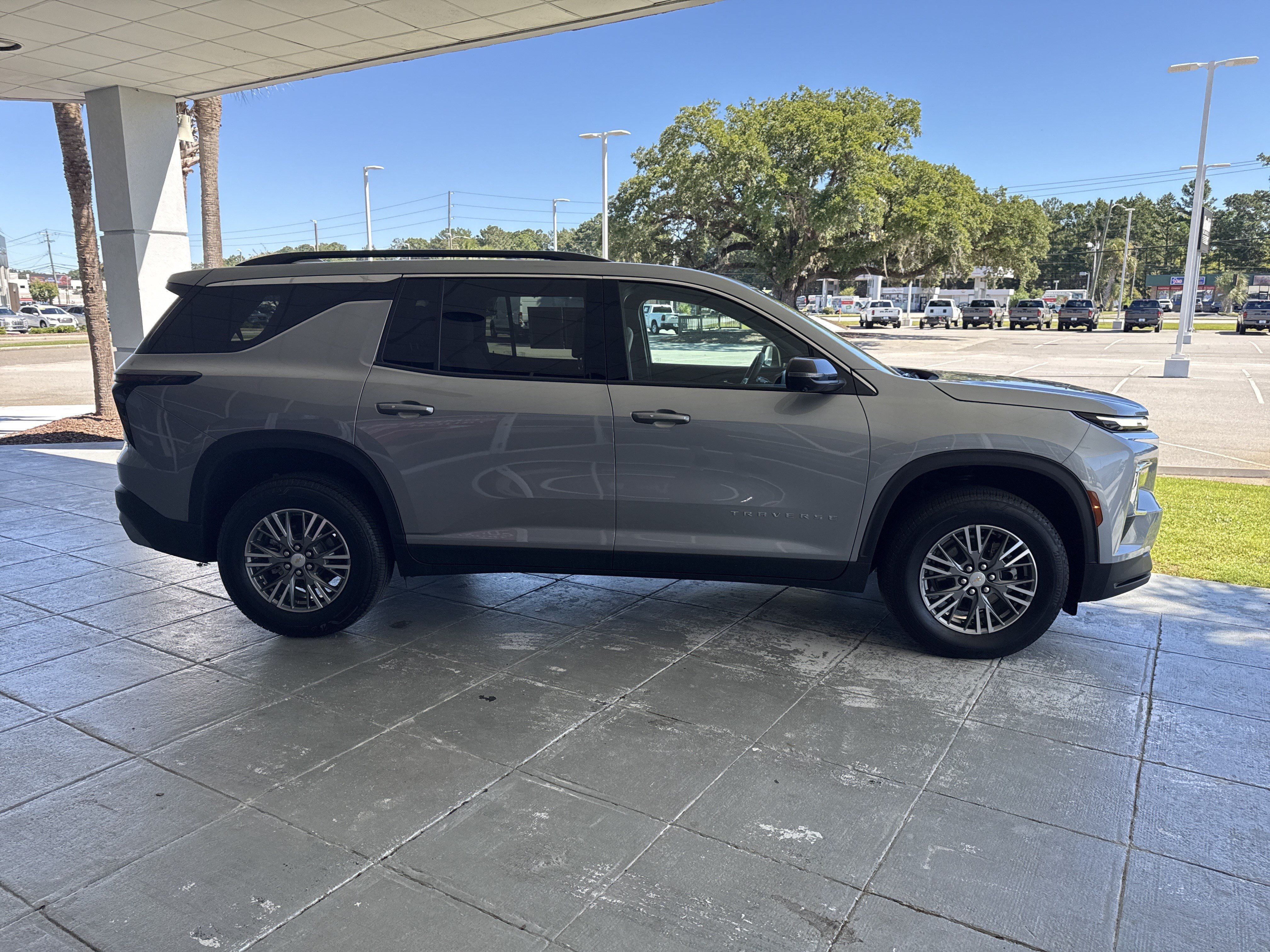 Used 2026 Chevrolet Traverse LT w/ Driver Confidence Package FWD image 13