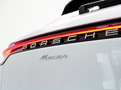 Used 2025 Porsche Macan image 31