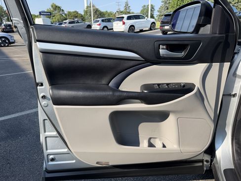 Used 2017 Toyota Highlander XLE AWD/4WD image 7