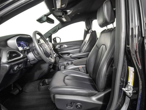Used 2025 Chrysler Pacifica Select FWD image 9