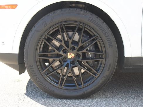 Used 2025 Porsche Cayenne image 17