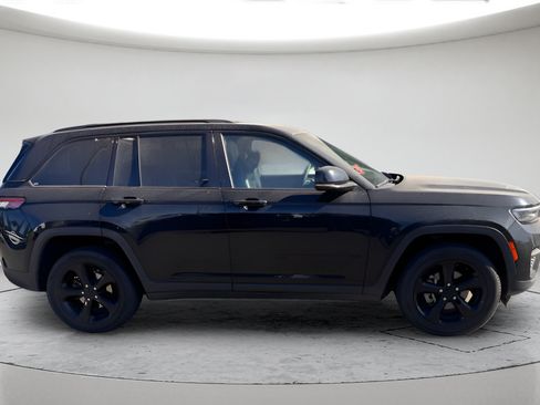 Used 2023 Jeep Grand Cherokee Altitude AWD/4WD image 2