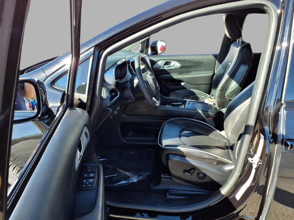 Used 2025 Chrysler Pacifica Limited FWD image 20