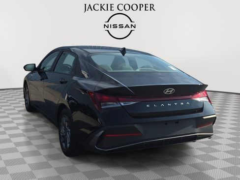 Used 2024 Hyundai Elantra SEL FWD image 7