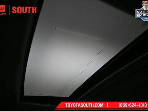 Used 2024 Toyota Highlander XLE AWD/4WD image 19