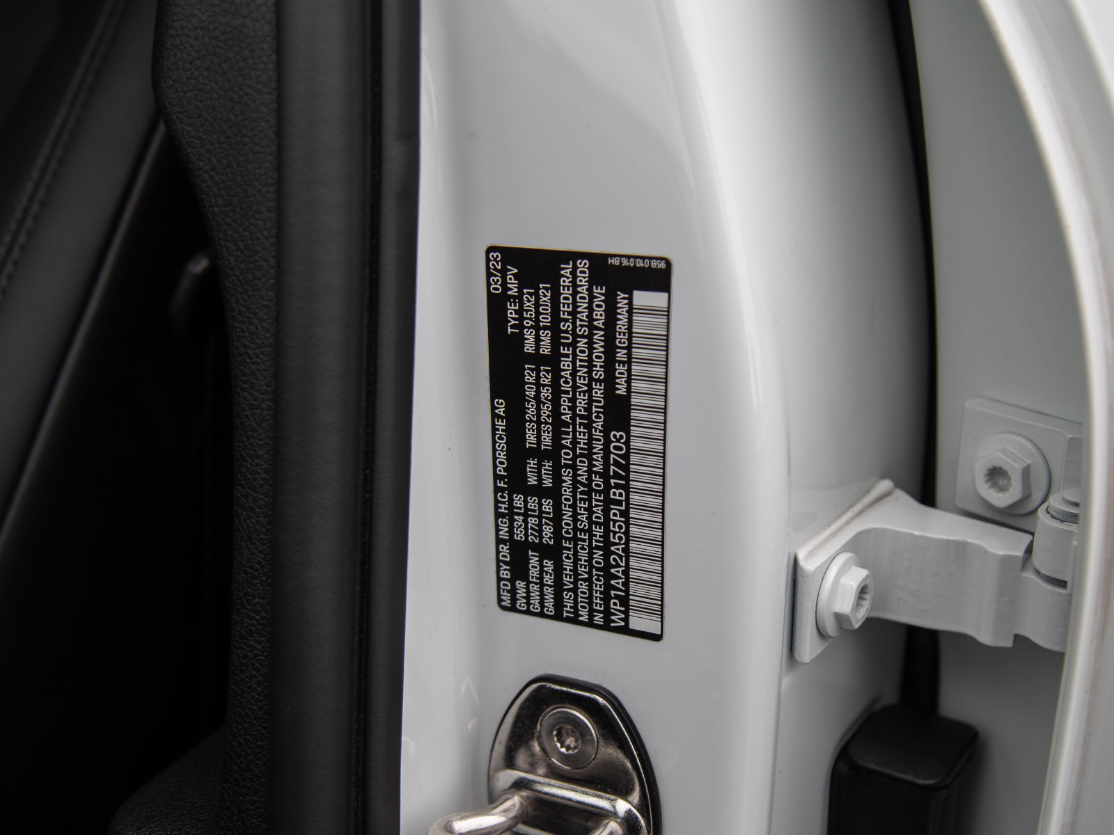Certified 2023 Porsche Macan AWD/4WD image 29