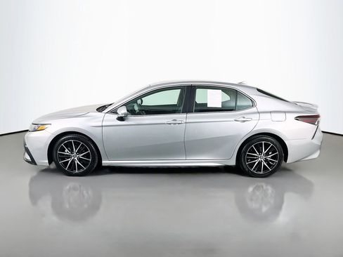 Used 2023 Toyota Camry SE FWD image 5