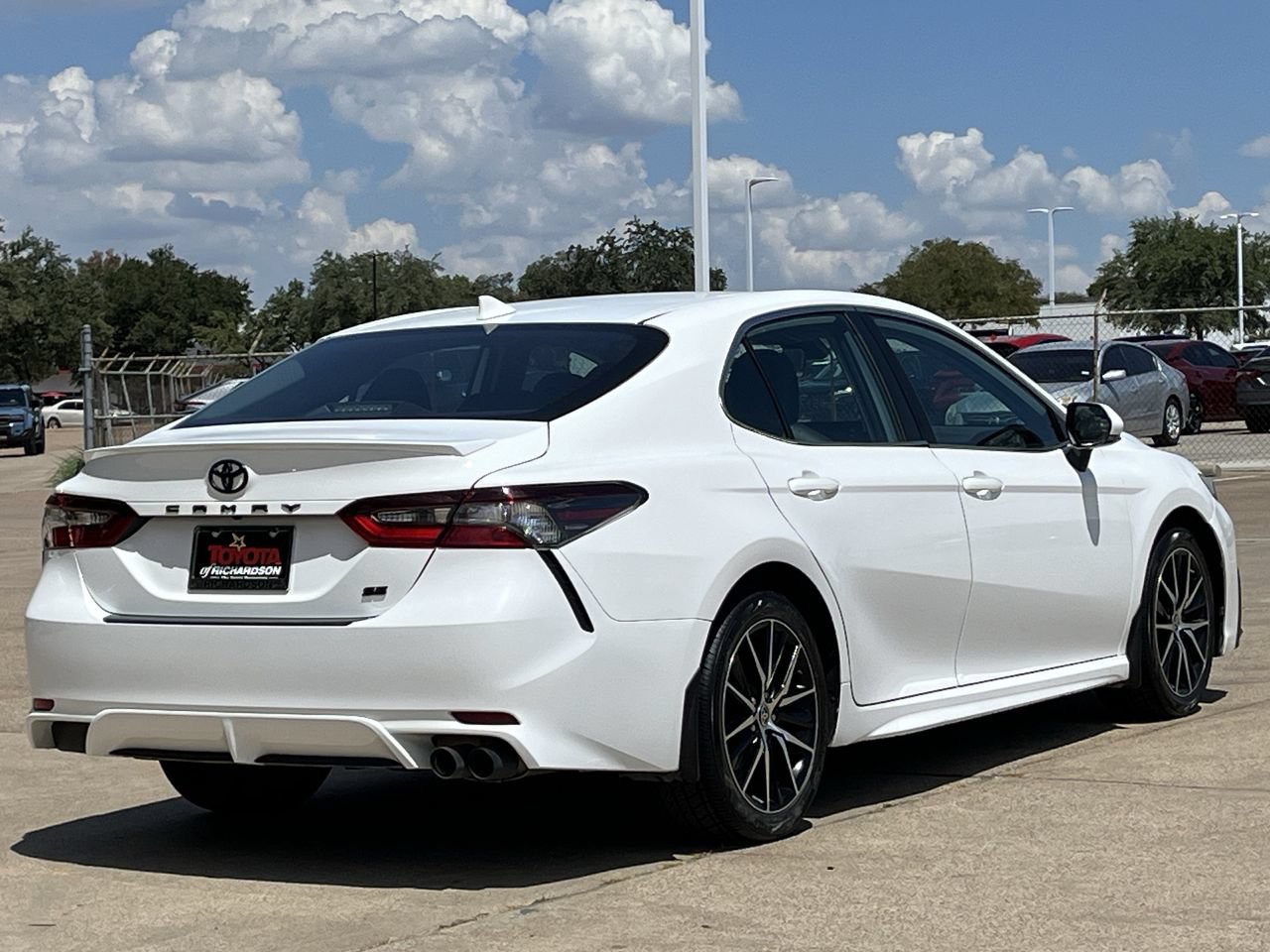Used 2024 Toyota Camry SE FWD image 4