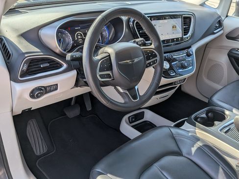 Used 2023 Chrysler Pacifica Touring-L FWD image 16