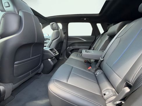 Used 2025 Cadillac Lyriq Luxury AWD/4WD image 18