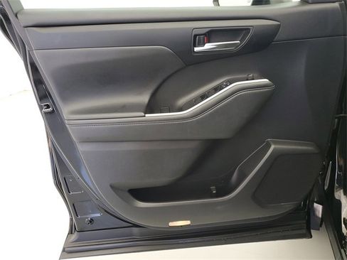 Used 2021 Toyota Highlander XLE image 23