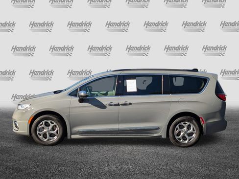 Used 2023 Chrysler Pacifica Limited image 7