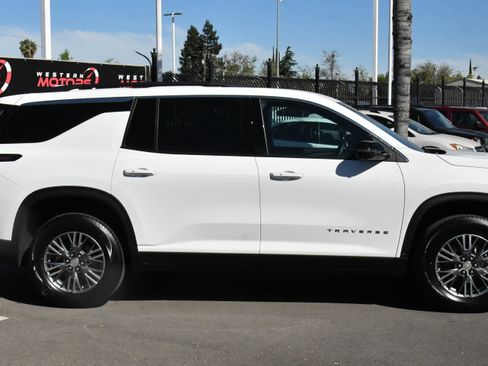 Used 2024 Chevrolet Traverse LT image 9