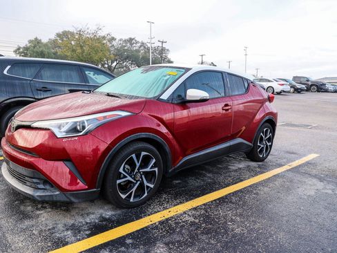 Used 2018 Toyota C-HR XLE image 3