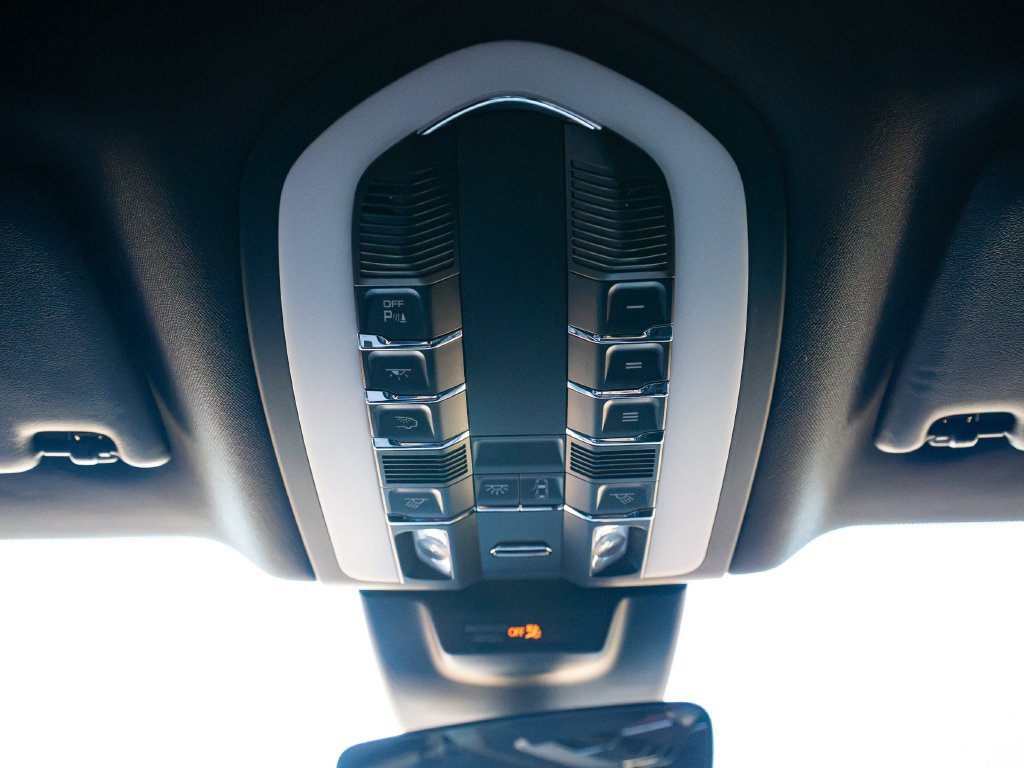 Certified 2024 Porsche Macan AWD/4WD image 19