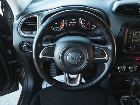 Used 2017 Jeep Renegade Latitude image 10