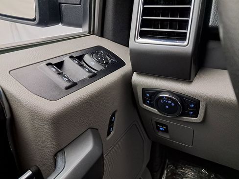 Used 2016 Ford F150 XLT image 12