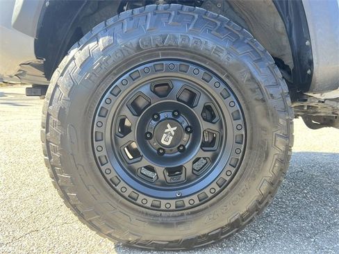 Used 2019 Toyota Tacoma TRD Off-Road image 10