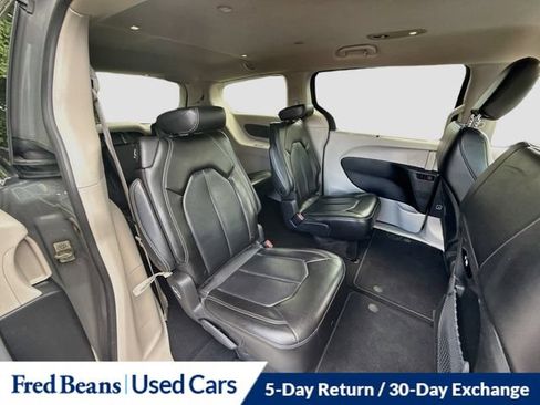 Used 2023 Chrysler Pacifica Touring-L FWD image 33