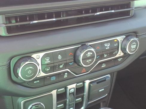 Used 2025 Jeep Wrangler Unlimited Sahara AWD/4WD image 31