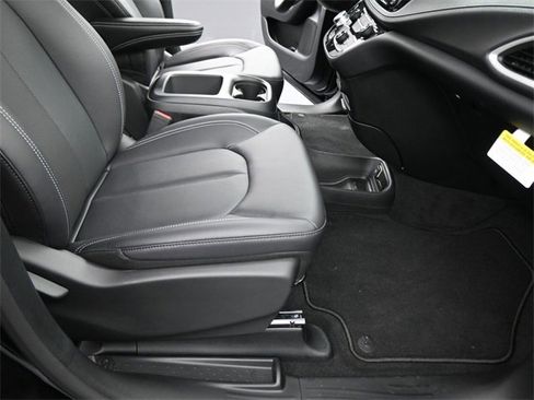 New 2026 Chrysler Pacifica Select image 35