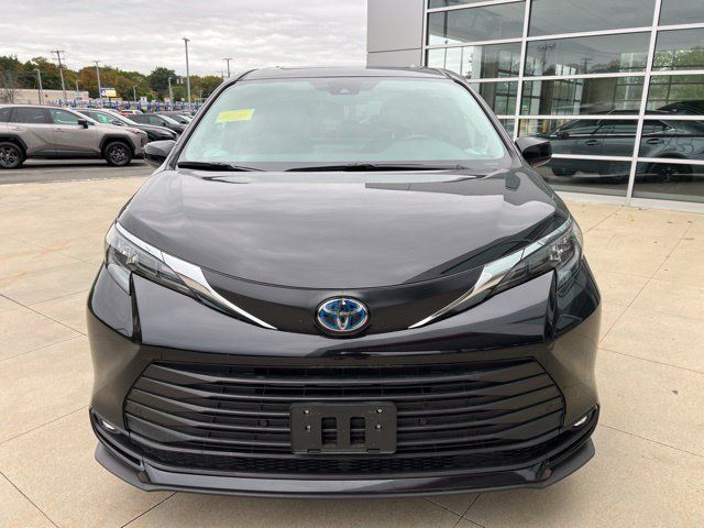 Used 2025 Toyota Sienna XLE w/ XLE Plus Package AWD/4WD image 2