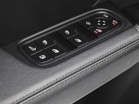 Used 2022 Porsche Cayenne Platinum Edition image 9