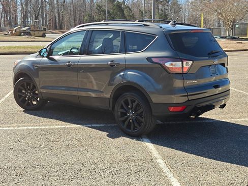 Used 2018 Ford Escape SE w/ SE Sport Appearance Package image 4