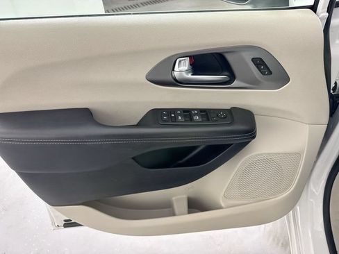 Used 2023 Chrysler Pacifica Touring-L FWD image 19