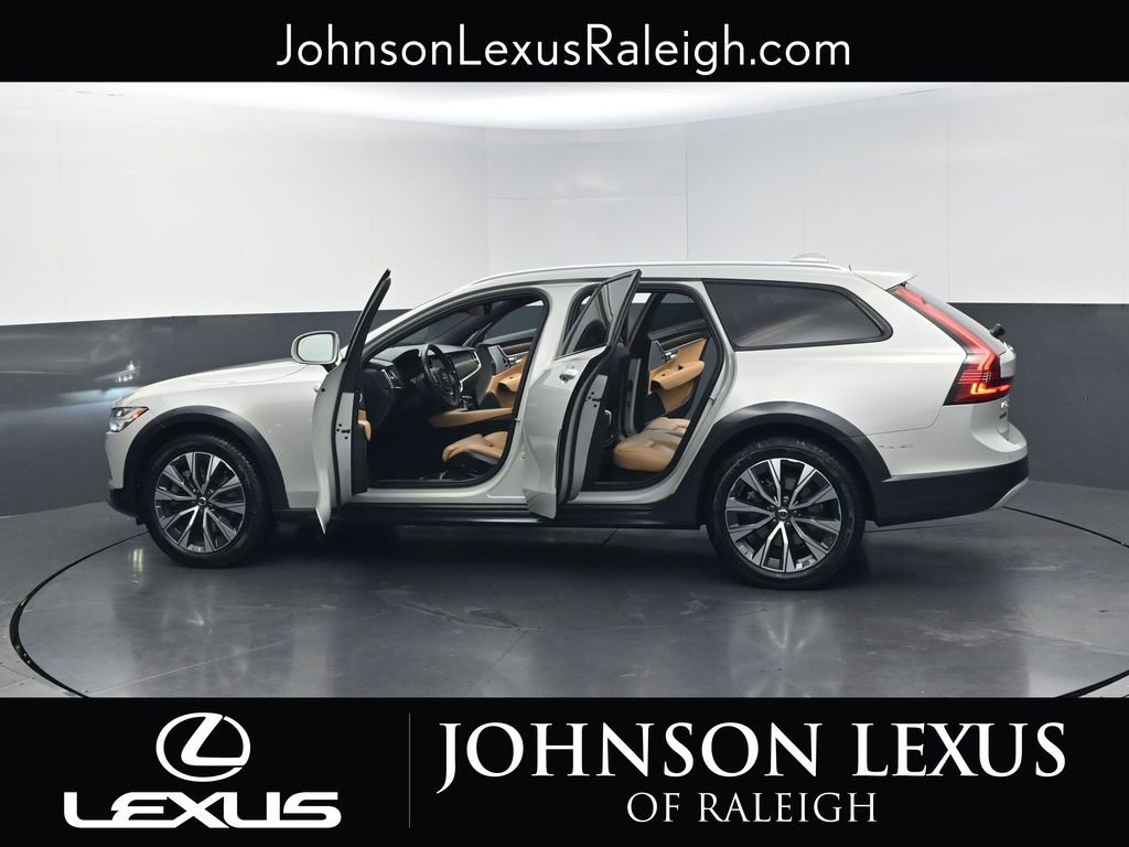 Used 2021 Volvo V90 T6 Cross Country AWD/4WD image 32