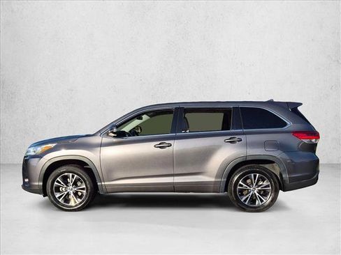 Used 2018 Toyota Highlander Plus FWD image 9
