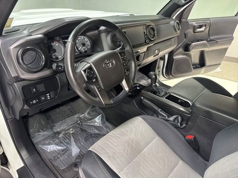 Used 2022 Toyota Tacoma TRD Sport image 9