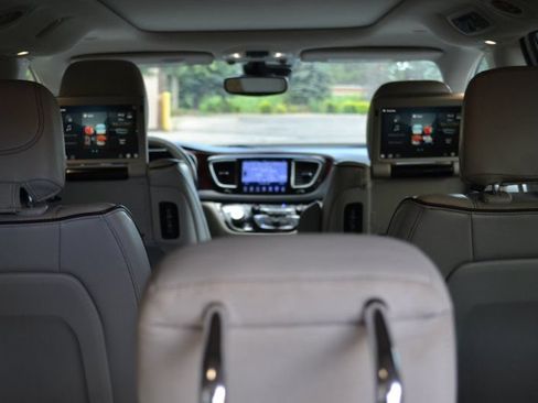 Used 2017 Chrysler Pacifica Limited FWD image 35