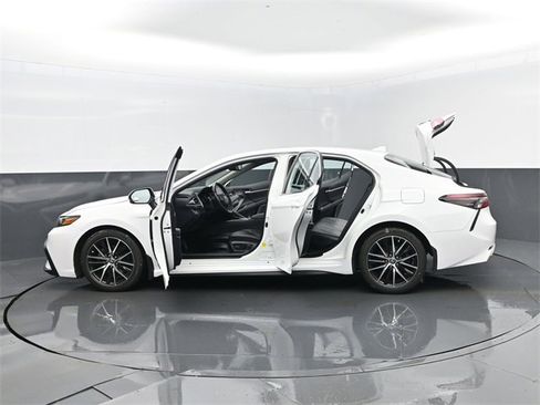 Used 2023 Toyota Camry SE w/ Cold Weather Package image 31