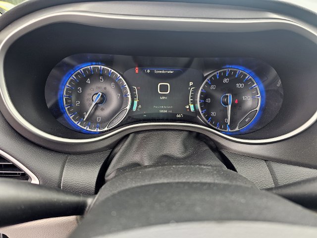 Used 2023 Chrysler Pacifica Touring-L FWD image 29