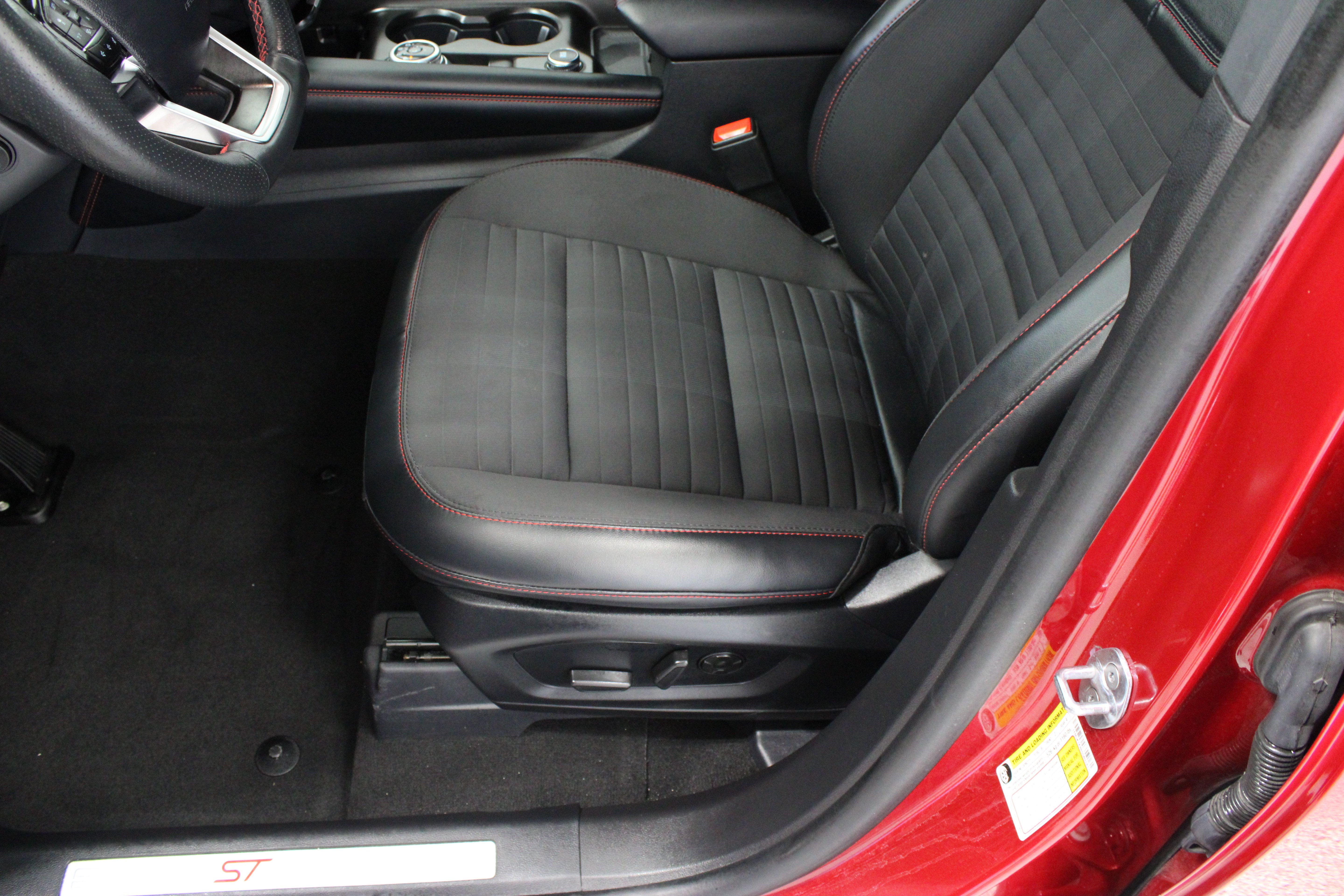 Used 2025 Ford Explorer ST-Line w/ Premium Package RWD image 15