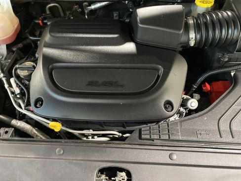 Used 2024 Chrysler Pacifica Touring-L image 19