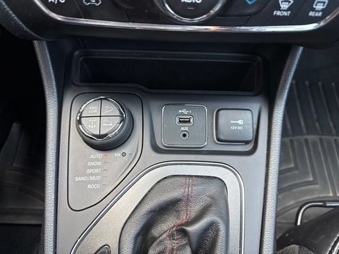 Used 2020 Jeep Cherokee Trailhawk w/ Cold Weather Group AWD/4WD image 18