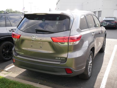 Used 2019 Toyota Highlander XLE AWD/4WD image 4