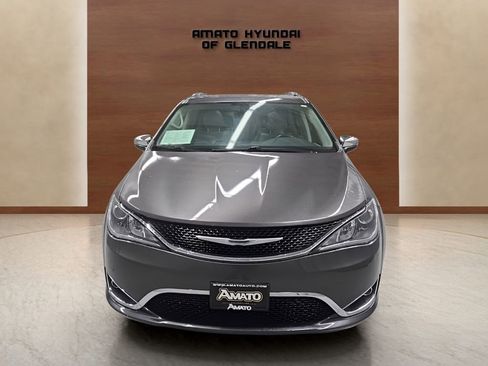 Used 2018 Chrysler Pacifica Limited w/ Tire & Wheel Group FWD image 9