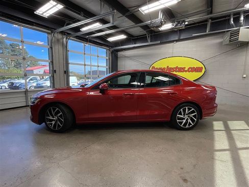 Used 2020 Volvo S60 T6 Momentum image 2