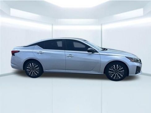 Used 2024 Nissan Altima 2.5 SV FWD image 5