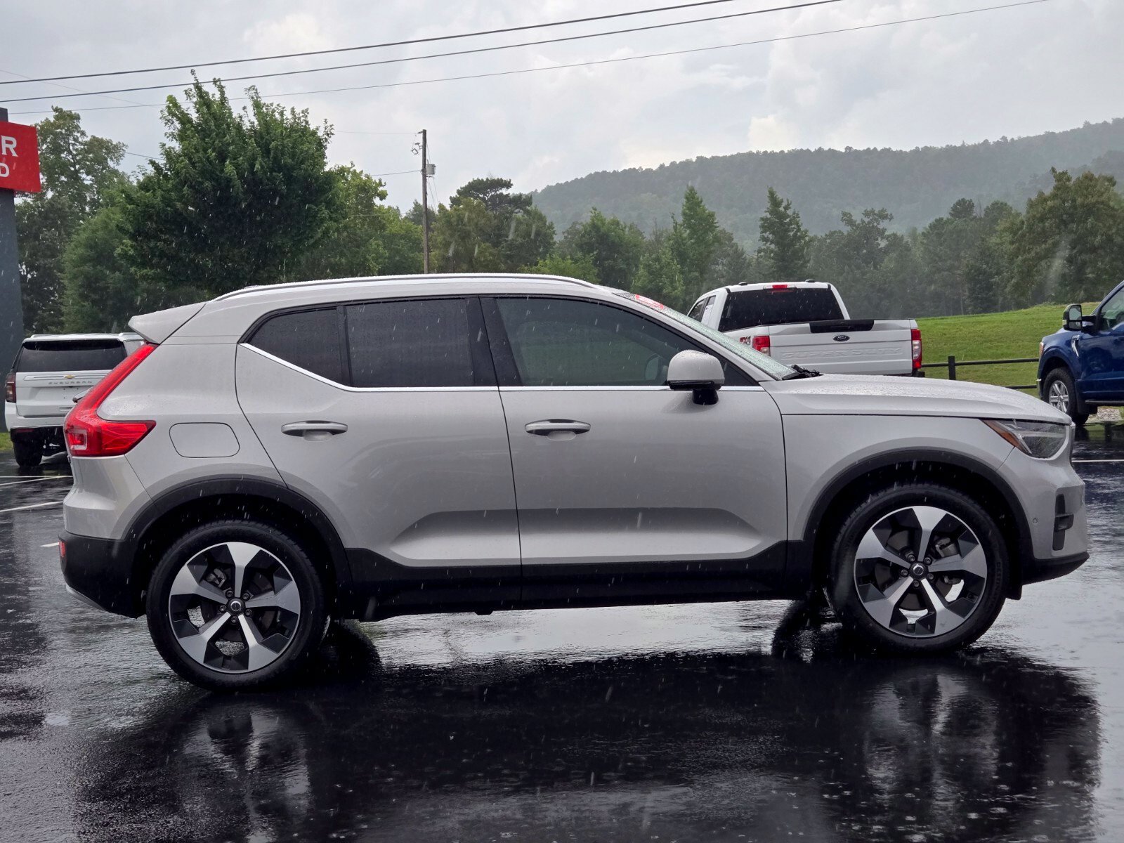 Used 2024 Volvo XC40 B5 Plus AWD/4WD image 6