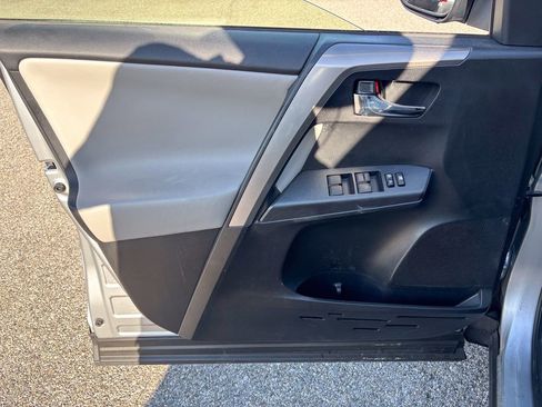 Used 2018 Toyota RAV4 XLE AWD/4WD image 18