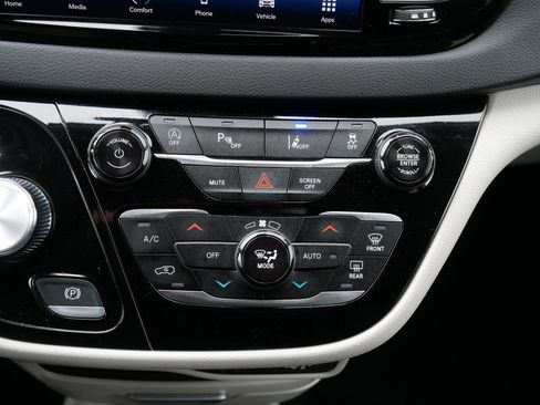 Certified 2024 Chrysler Pacifica Touring-L image 23