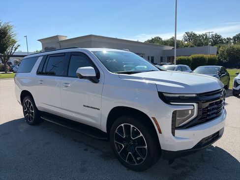 Used 2025 Chevrolet Suburban RST AWD/4WD image 5